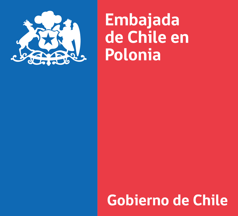 logo Ambasady Chile - po lewej biała uproszczona wersja herbu Chile na niebieskim tle, po prawej biały napis na czerwonym tle Embajada de Chile en Polonia Gobierno de Chile